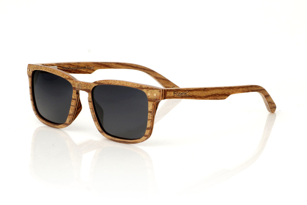 Wood eyewear of Zebrano ROMUALD. ROMUALD wooden sunglasses stand out for their design, entirely made of light-colored laminated zebrawood with a marked grain, which gives them a distinctive and natural presence. Its more square shape adapts perfectly to smaller faces, offering a balanced and attractive aesthetic. Round maple wood inlays on the front add delicate detail. With measurements of 135x41 and a caliber of 50, these glasses are ideal for those looking for an accessory with personality and style. for Wholesale & Retail | Root Sunglasses® 